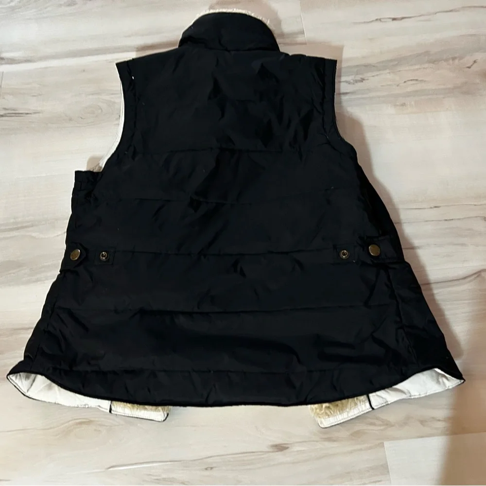 American Eagle Outfitters Black Vest with Cream Lining - Picture 2 of 12